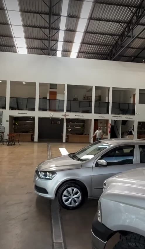 Salão do showroom da Autominas com veículos expostos