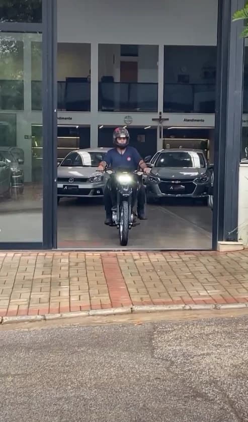Moto saindo do showroom da Autominas