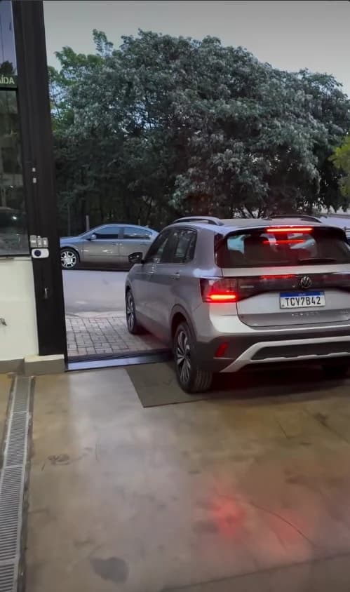 Cliente saindo da loja com um Volkswagen T-Cross