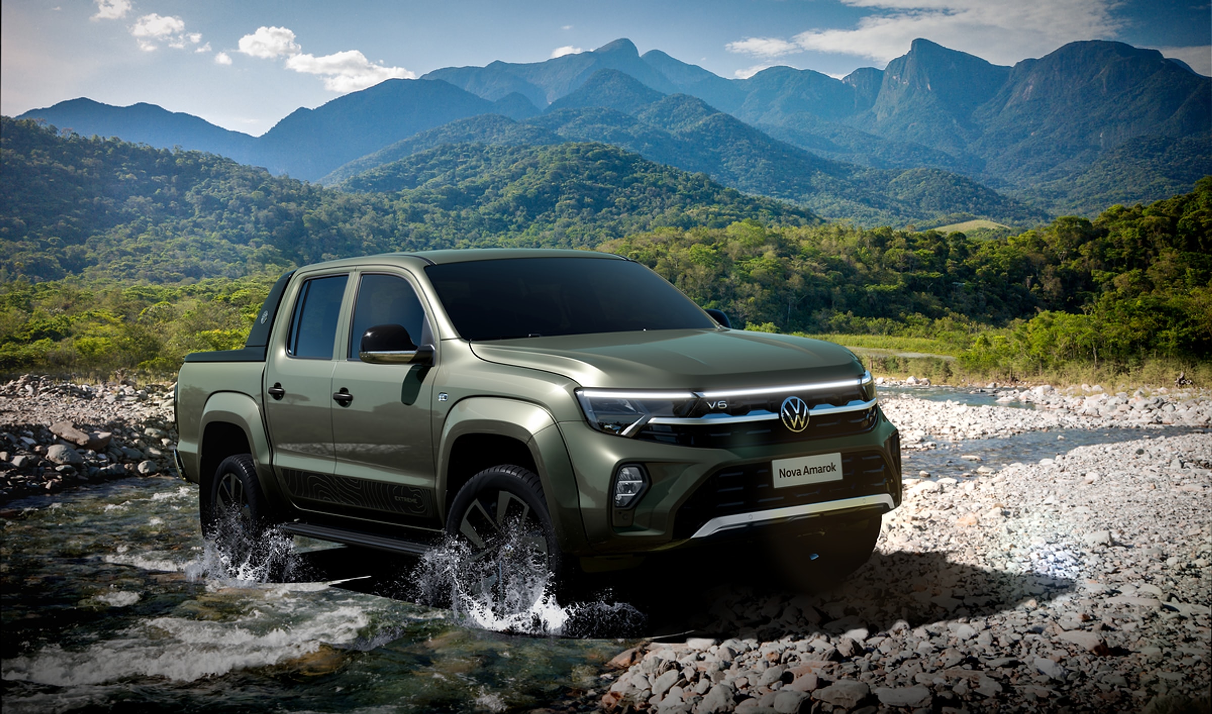 Volkswagen Amarok atravessando um rio, com montanhas ao fundo
